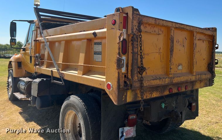 image for item DS8417 2003 International 7300  dump truck
