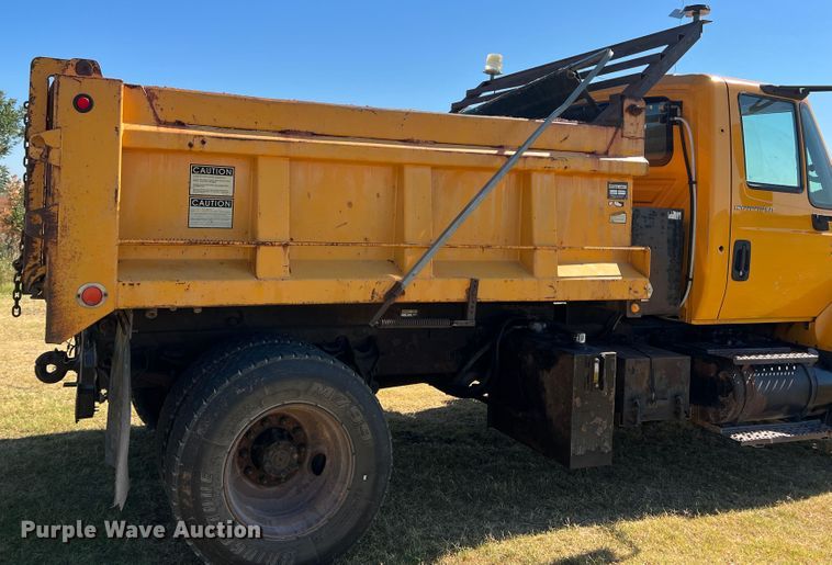 image for item DS8417 2003 International 7300  dump truck