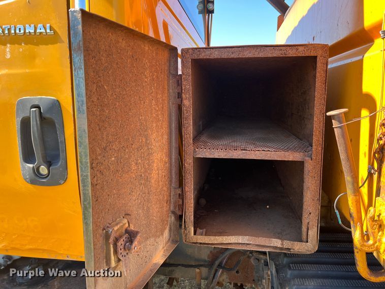 image for item DS8417 2003 International 7300  dump truck