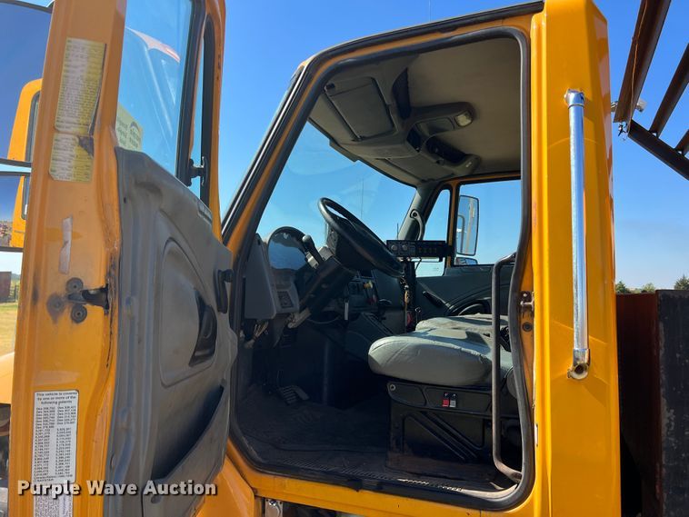 image for item DS8417 2003 International 7300  dump truck