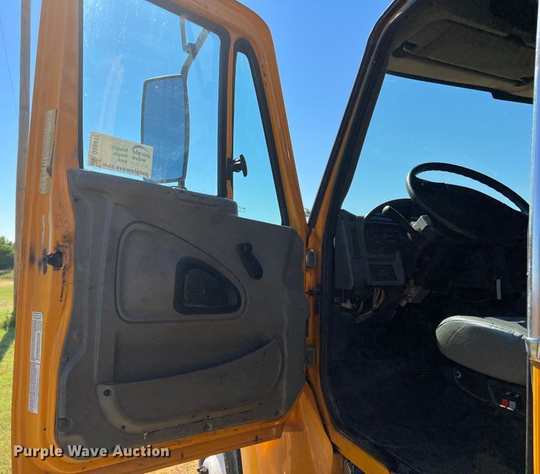 image for item DS8417 2003 International 7300  dump truck