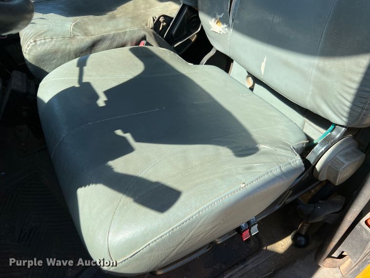 image for item DS8417 2003 International 7300  dump truck