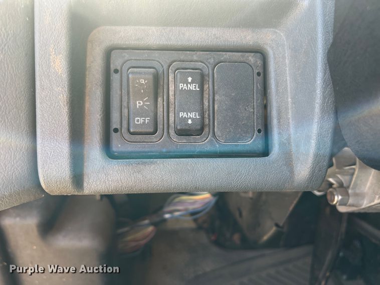 image for item DS8417 2003 International 7300  dump truck