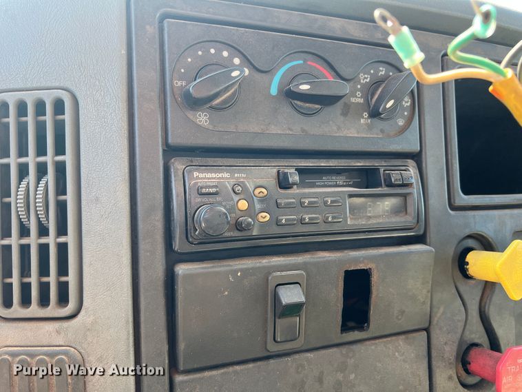 image for item DS8417 2003 International 7300  dump truck