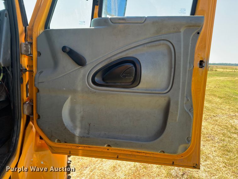 image for item DS8417 2003 International 7300  dump truck