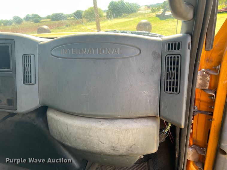 image for item DS8417 2003 International 7300  dump truck