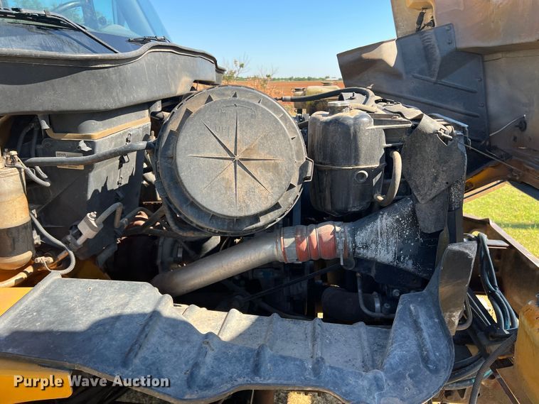 image for item DS8417 2003 International 7300  dump truck