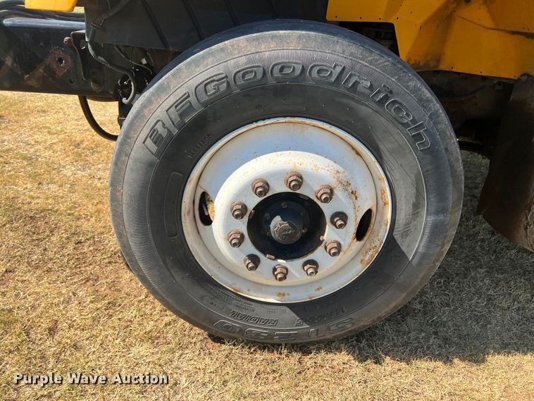 image for item DS8417 2003 International 7300  dump truck