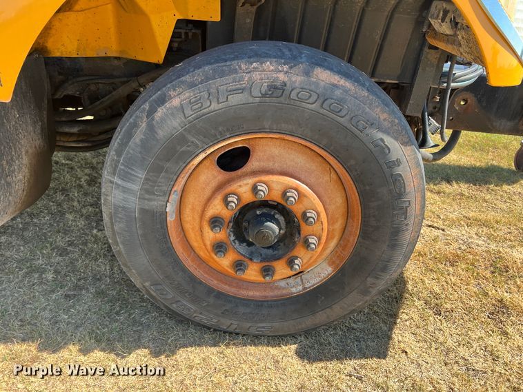 image for item DS8417 2003 International 7300  dump truck