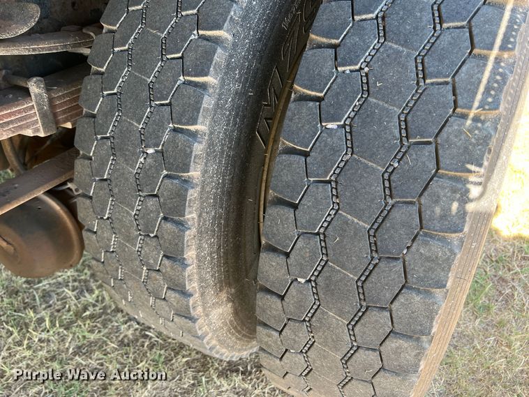 image for item DS8417 2003 International 7300  dump truck