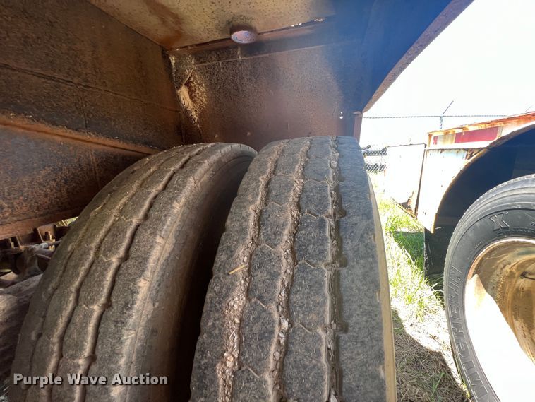 image for item HL9023 1992 Herring Fabrication 130V  vacuum trailer