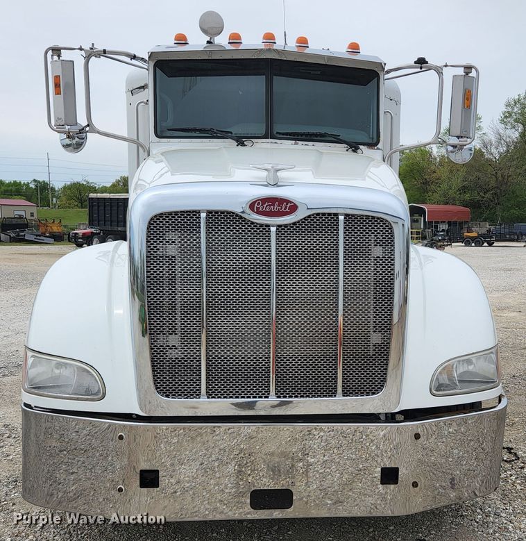 image for item JM9113 2009 Peterbilt 386  semi truck