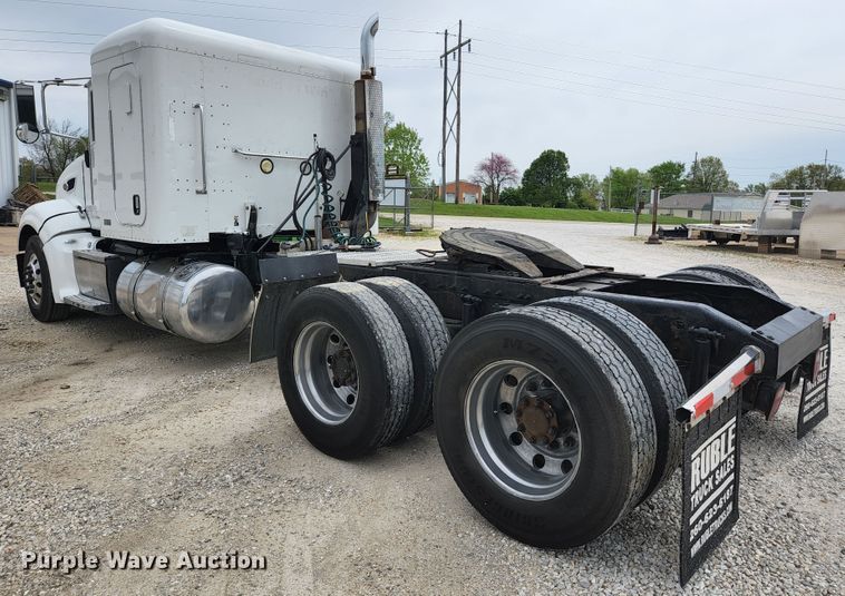 image for item JM9113 2009 Peterbilt 386  semi truck