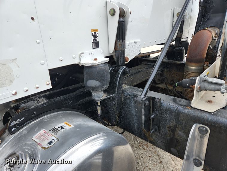 image for item JM9113 2009 Peterbilt 386  semi truck