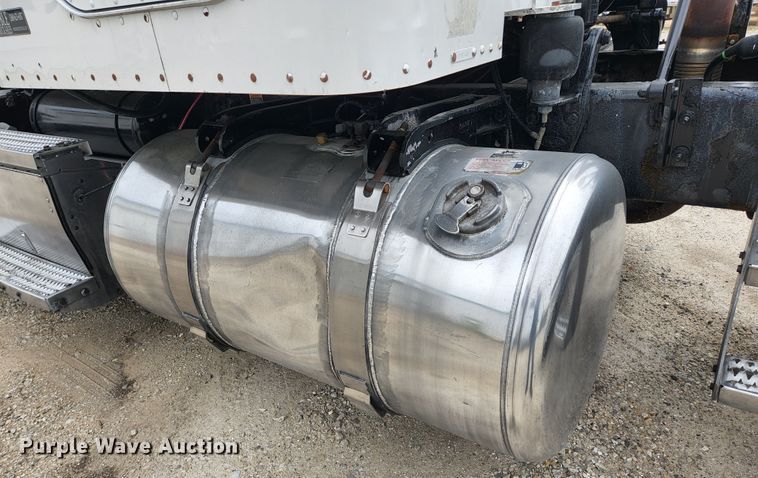 image for item JM9113 2009 Peterbilt 386  semi truck