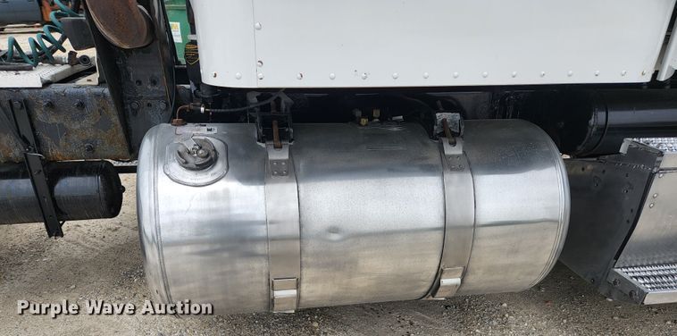 image for item JM9113 2009 Peterbilt 386  semi truck