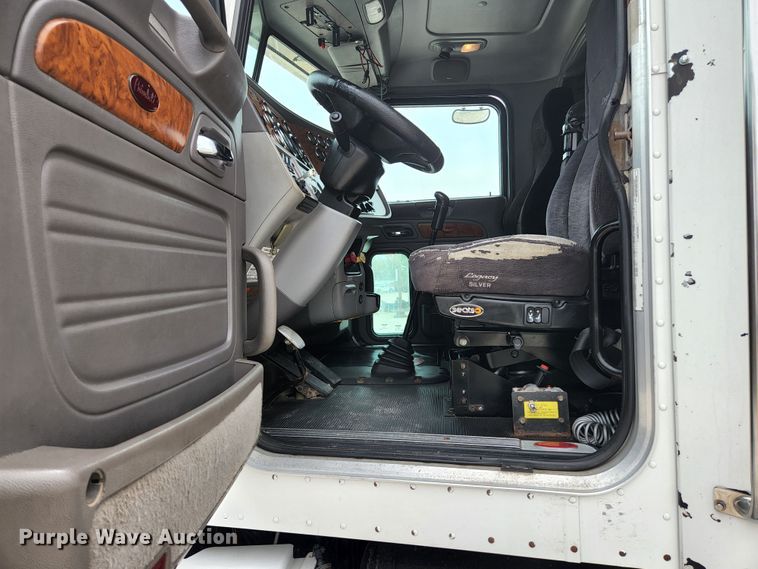 image for item JM9113 2009 Peterbilt 386  semi truck