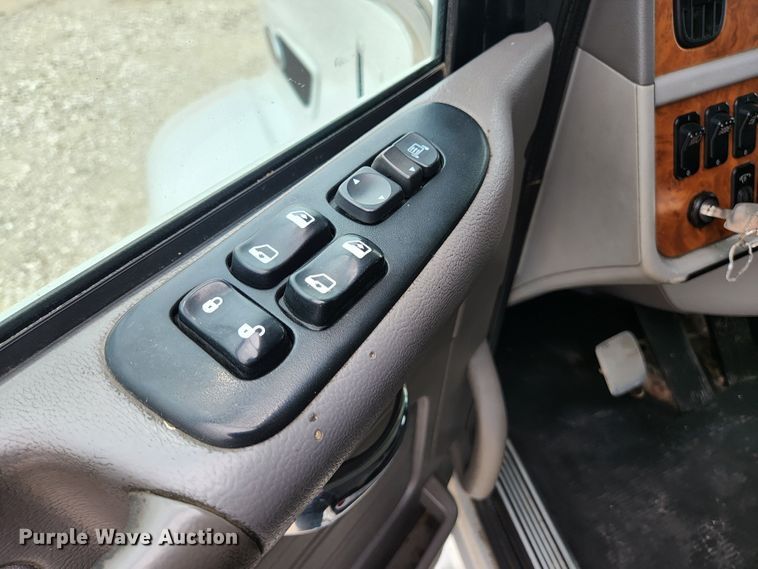 image for item JM9113 2009 Peterbilt 386  semi truck