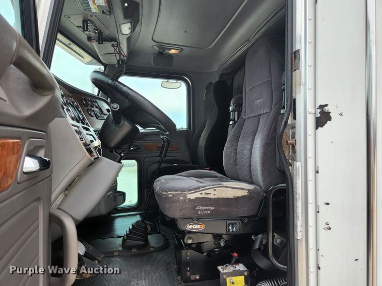 image for item JM9113 2009 Peterbilt 386  semi truck