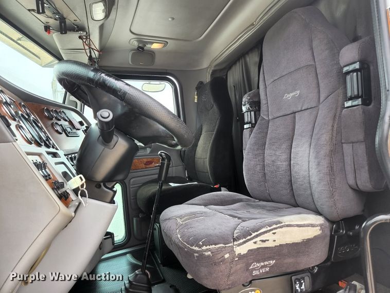 image for item JM9113 2009 Peterbilt 386  semi truck