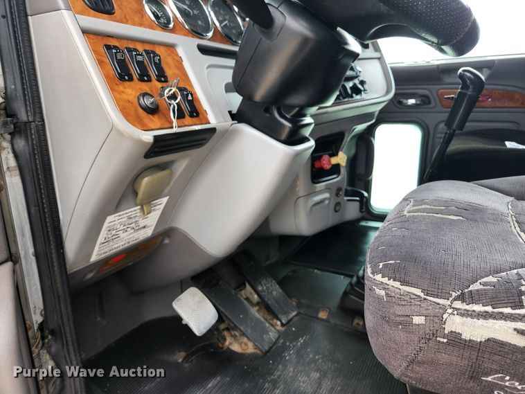 image for item JM9113 2009 Peterbilt 386  semi truck