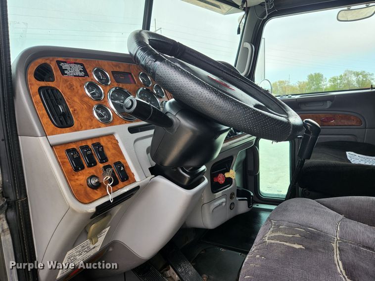 image for item JM9113 2009 Peterbilt 386  semi truck