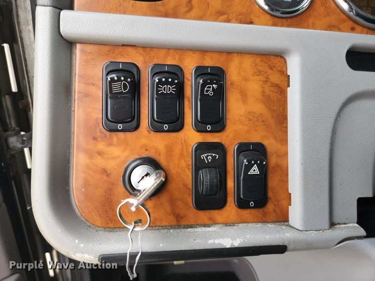 image for item JM9113 2009 Peterbilt 386  semi truck