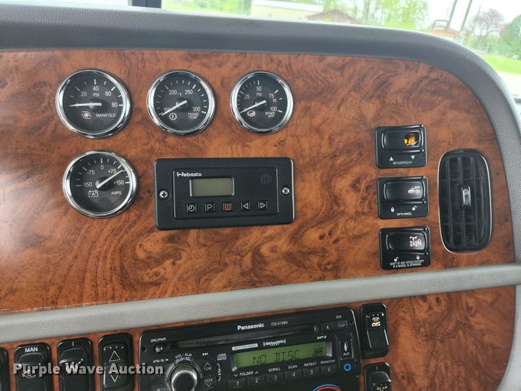 image for item JM9113 2009 Peterbilt 386  semi truck