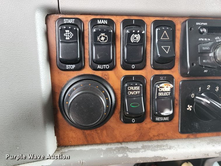 image for item JM9113 2009 Peterbilt 386  semi truck