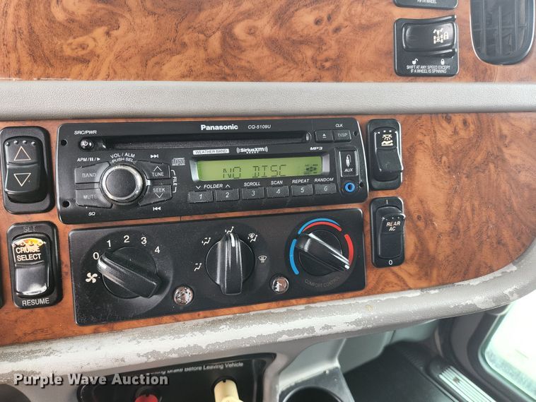 image for item JM9113 2009 Peterbilt 386  semi truck