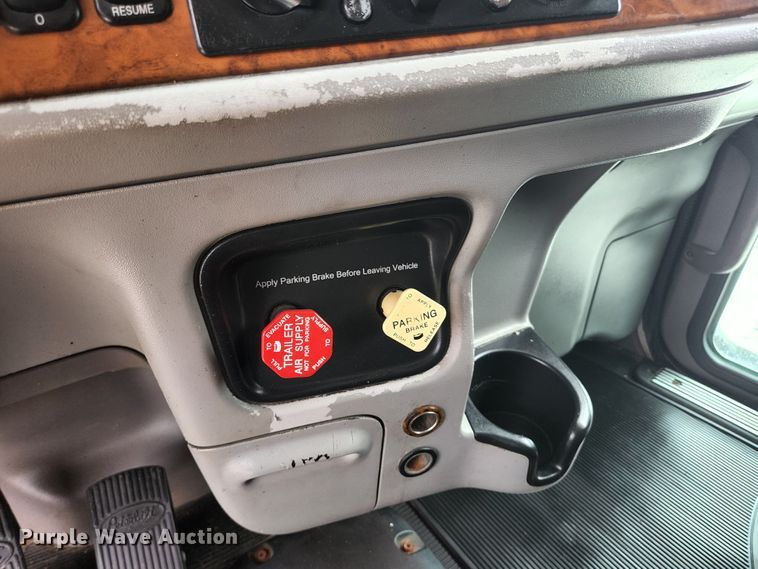 image for item JM9113 2009 Peterbilt 386  semi truck