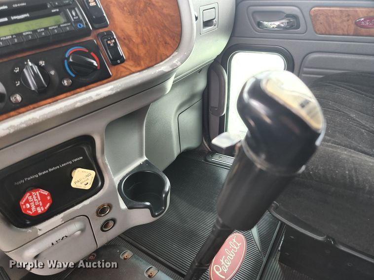 image for item JM9113 2009 Peterbilt 386  semi truck