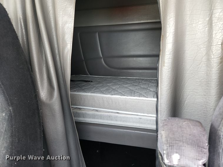 image for item JM9113 2009 Peterbilt 386  semi truck