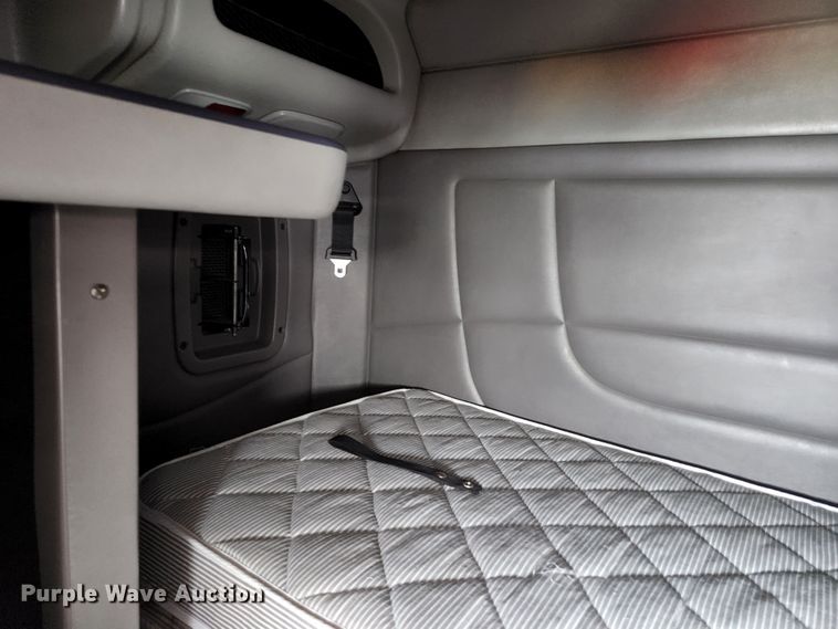 image for item JM9113 2009 Peterbilt 386  semi truck