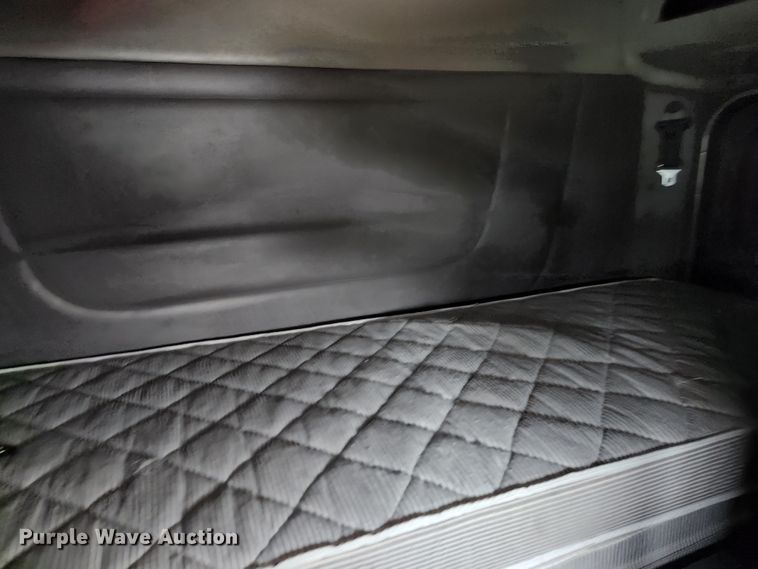 image for item JM9113 2009 Peterbilt 386  semi truck