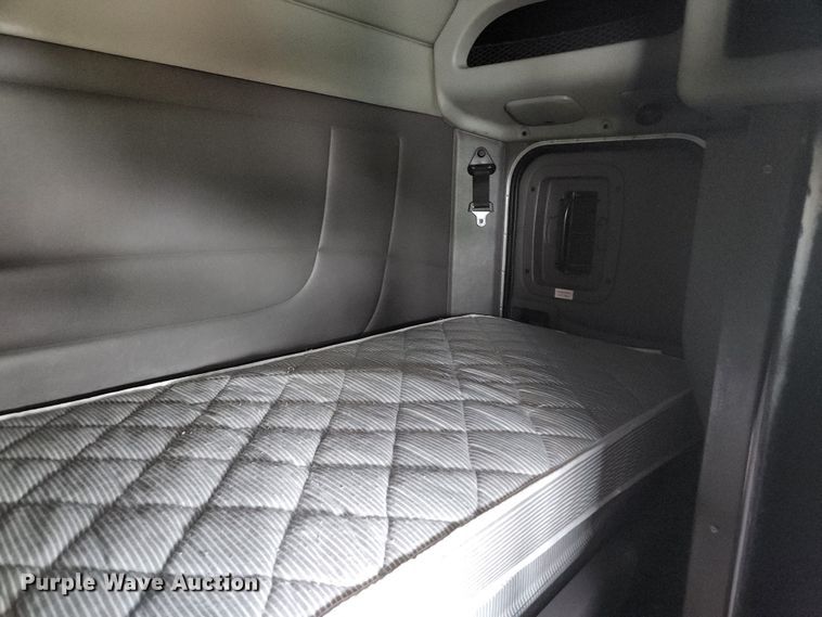 image for item JM9113 2009 Peterbilt 386  semi truck