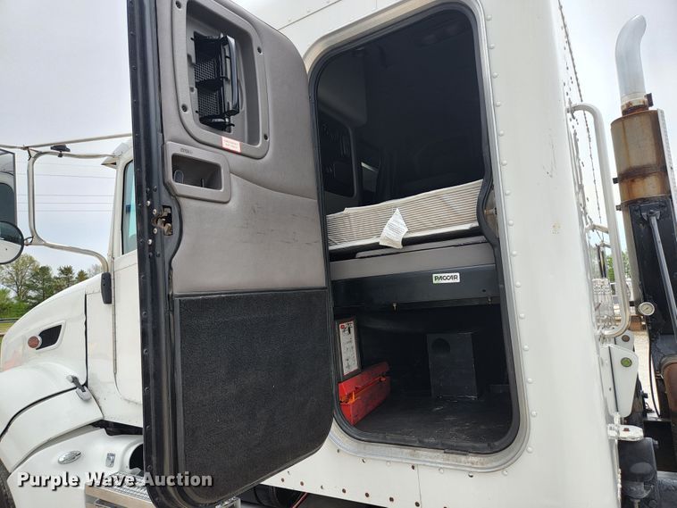 image for item JM9113 2009 Peterbilt 386  semi truck