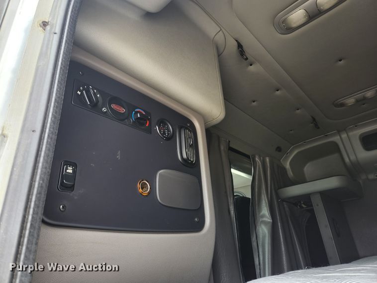 image for item JM9113 2009 Peterbilt 386  semi truck