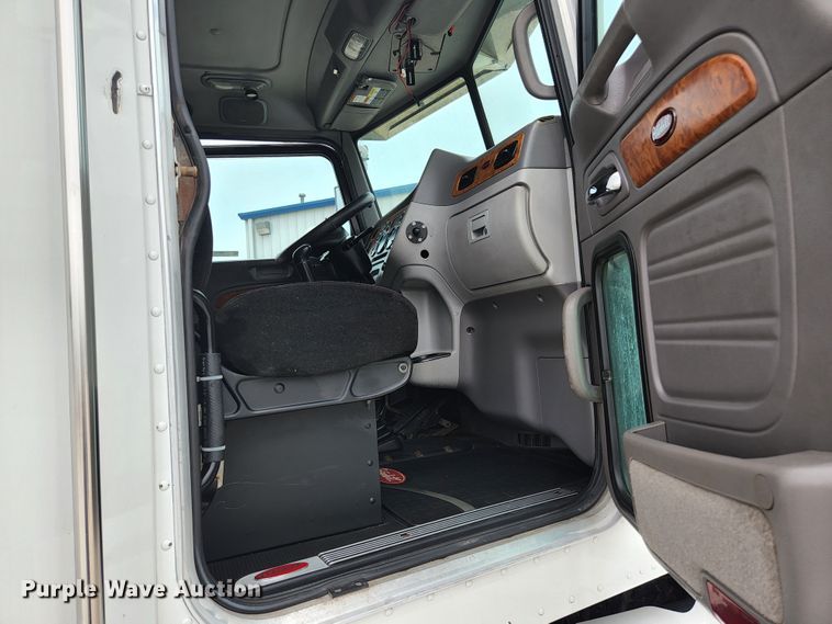 image for item JM9113 2009 Peterbilt 386  semi truck