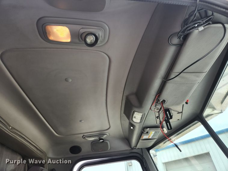 image for item JM9113 2009 Peterbilt 386  semi truck