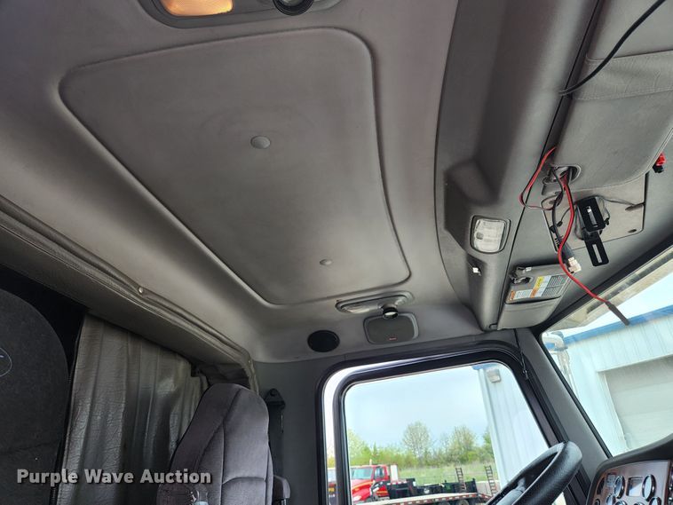 image for item JM9113 2009 Peterbilt 386  semi truck