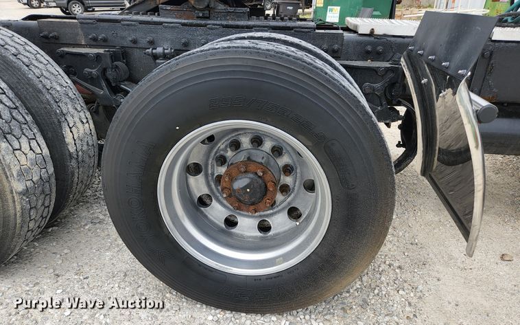 image for item JM9113 2009 Peterbilt 386  semi truck