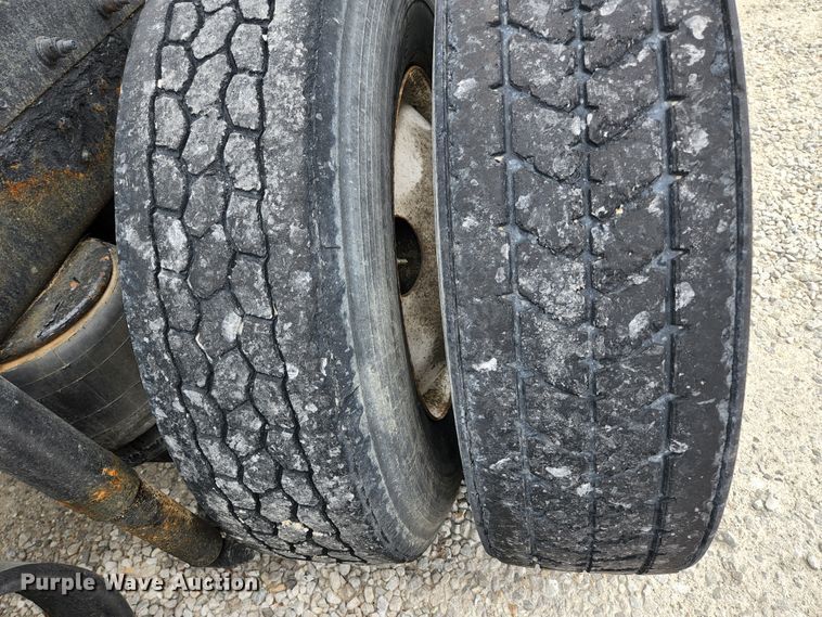 image for item JM9113 2009 Peterbilt 386  semi truck