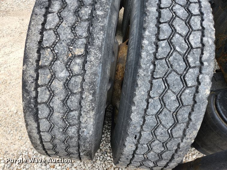 image for item JM9113 2009 Peterbilt 386  semi truck