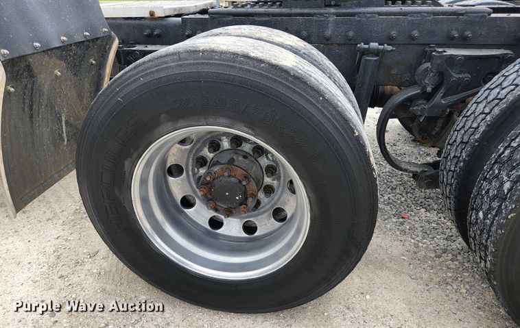 image for item JM9113 2009 Peterbilt 386  semi truck