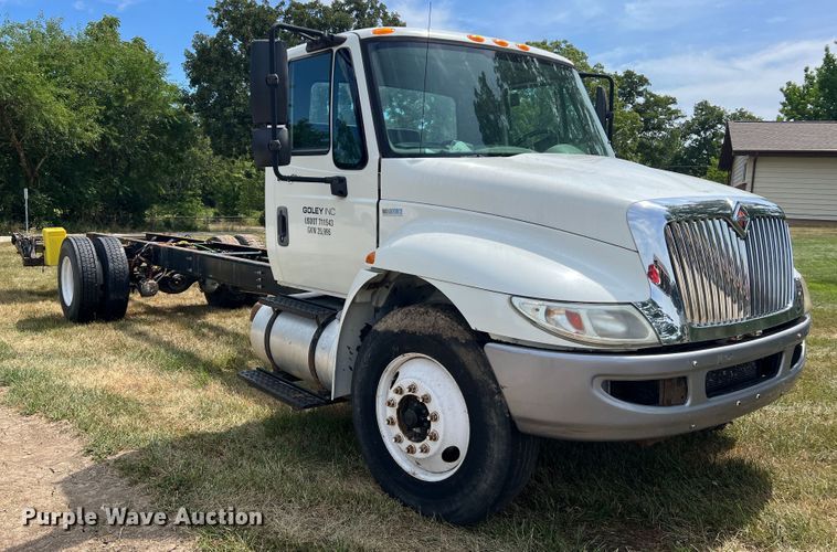 image for item JM9239 2013 International DuraStar 4300  truck cab and chassis