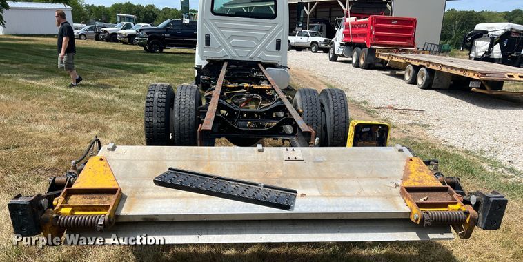 image for item JM9239 2013 International DuraStar 4300  truck cab and chassis