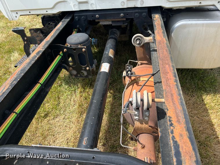 image for item JM9239 2013 International DuraStar 4300  truck cab and chassis