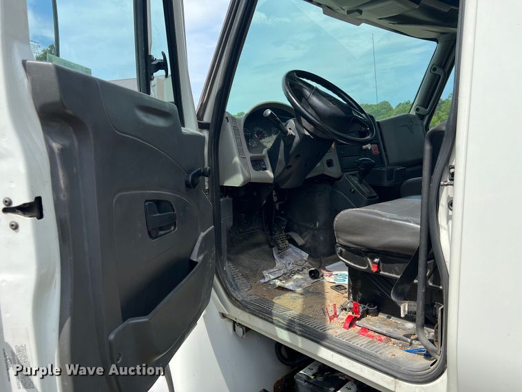 image for item JM9239 2013 International DuraStar 4300  truck cab and chassis