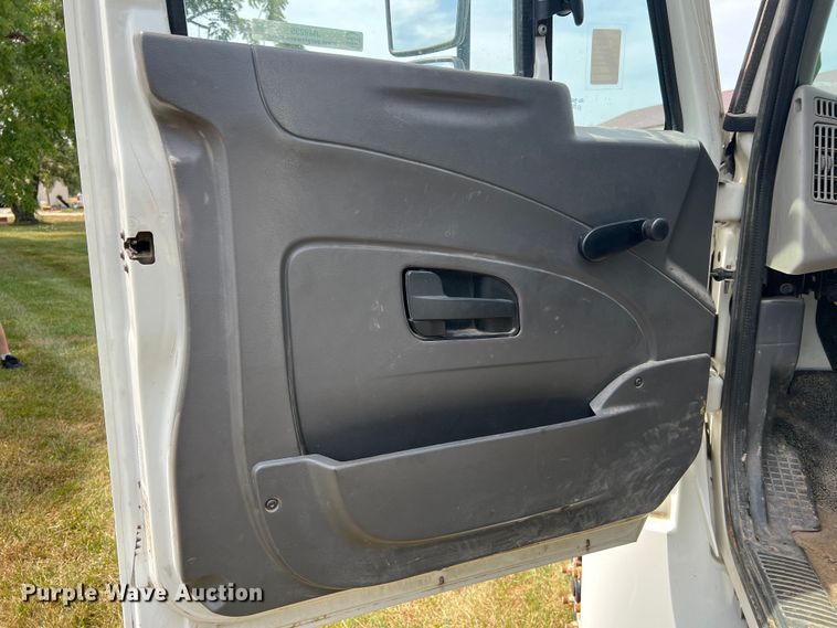 image for item JM9239 2013 International DuraStar 4300  truck cab and chassis